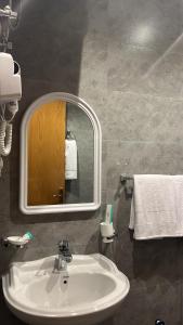 艾卜哈قمم بارك 3 Qimam Park Hotel的浴室配有盥洗盆、镜子和毛巾