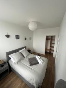 斯特拉斯堡Carpe diem的一间卧室配有带白色床单和枕头的床。