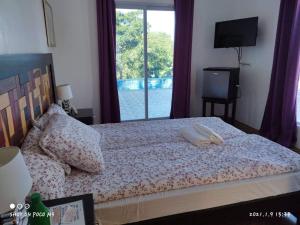 BolinaoCouple room in Final Destination Resort的一间卧室配有一张带两条白色毛巾的床