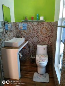 BolinaoCouple room in Final Destination Resort的一间带卫生间和水槽的浴室