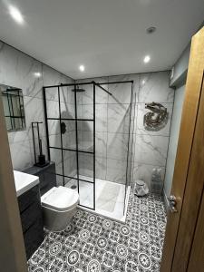 克罗默Olívia Rojo的带淋浴和卫生间的浴室