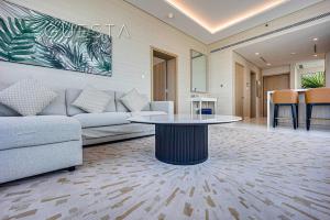 迪拜The Palm Tower, Nakheel Mall, Palm Jumeirah的客厅配有沙发和桌子