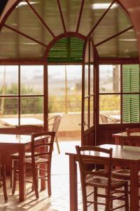 佩特拉松桑安德鲁农家乐的餐厅设有桌椅和窗户。