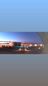 梅尔祖卡Riad Caravasar的两幅建筑物照片,灯亮