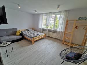 什切尔克Górski Apartament w Szczyrku的客厅配有沙发和椅子