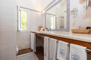 塔维拉奎塔多卡拉科尔酒店的浴室配有盥洗盆、镜子和毛巾