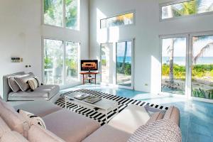 总督港Mon Soleil home的带沙发、电视和窗户的客厅