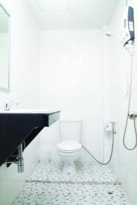 甲米镇甲米兰花民宿的白色的浴室设有卫生间和水槽。
