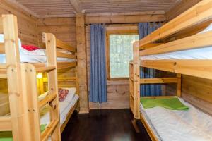 科林基拉Lovely cottage in Koli resort next to a large lake and trails的小木屋配有两张双层床。