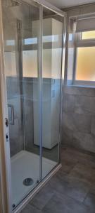 塞尔Cheerful 3-bedroom home in Sale - free parking on premises的浴室里设有玻璃门淋浴