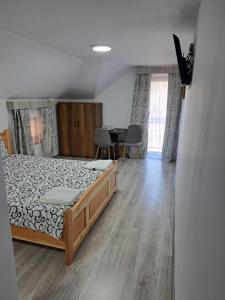 欧巴西亚洛德洛伊Enduro Transalpina的一间卧室配有一张床和一张桌子及椅子