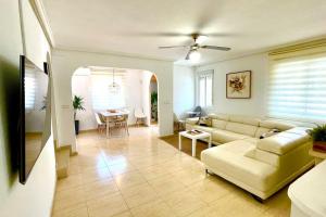 马力诺港14 VILLA relax private pool的客厅配有沙发和桌子