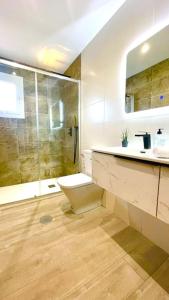 马力诺港14 VILLA relax private pool的带淋浴、卫生间和盥洗盆的浴室