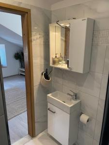 斯塔里格勒FREDYs APARTMENTs的白色的浴室设有水槽和镜子