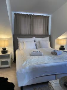 斯塔里格勒FREDYs APARTMENTs的一间卧室配有一张带两盏灯的大型白色床。