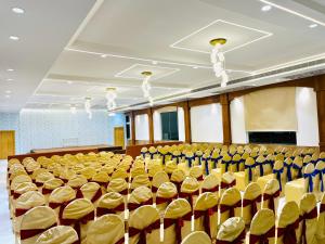 商沙巴Hotel Park Airport Zone Hyderabad的一个带黄色椅子和桌子的空大厅