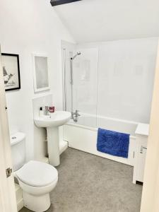 Llancarvan2 Stable Cottage, Llanbethery的白色的浴室设有卫生间和水槽。