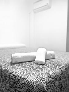隆达Hostal La Campiña的床上的两条毛巾