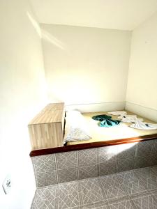 伊塔帕里卡岛维拉克鲁兹Pousada Realce的小房间,床上装有盒子