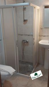 AğaçlıhüyükUyku Vadisi Hotel的浴室里设有玻璃门淋浴