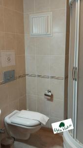 AğaçlıhüyükUyku Vadisi Hotel的一间带卫生间和淋浴间的浴室
