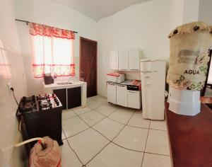 诺布里斯Casa Flor do Ipê Homes的厨房配有炉灶和冰箱。