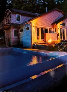 莱迪史密斯luxury ocean dock pool villa的房屋前有游泳池的房子