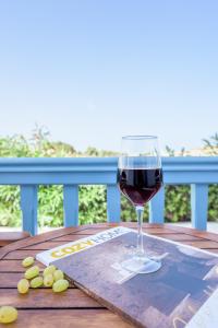 Pachaina阿斯特拉奥旅馆的坐在桌子上喝一杯葡萄酒
