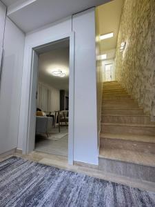 布尔加斯Hilton Burgas Holiday Home的房屋内带楼梯的走廊