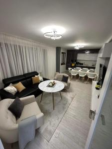 布尔加斯Hilton Burgas Holiday Home的客厅配有沙发和桌子