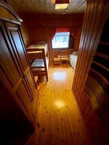 黑诺拉Villa Rapakivi的小房间设有两张床和窗户