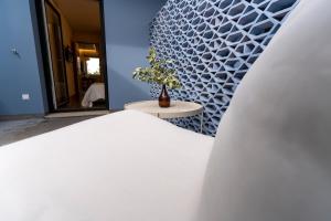 布朗库堡CASA 3 - OS LUGARES DE CASTRALEUCA的卧室配有白色的床和植物桌子