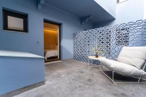 布朗库堡CASA 3 - OS LUGARES DE CASTRALEUCA的一间设有蓝色墙壁、椅子和桌子的房间