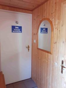 柯尼希斯武斯特豪森Ferienwohnung und Monteurwohnung Schulz的浴室设有白色门和镜子