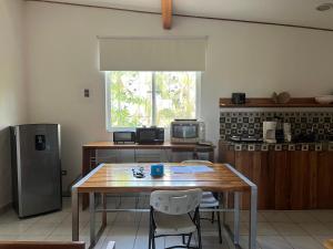 奎波斯城Puesta del Sol的厨房配有木桌和冰箱。