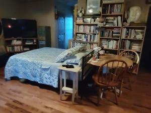 印第安纳波利斯Indys Hidden Gem的一间卧室配有一张床、一张桌子和一张书桌