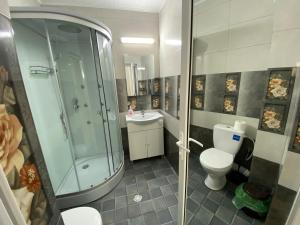 科斯蒂内什蒂Vila Fifi Costinesti的带淋浴、卫生间和盥洗盆的浴室