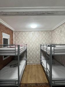 穆尔西亚Acho Rancho的一间设有两张双层床的客房