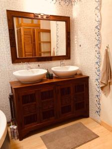 罗亚Chaîne des puys chez William的浴室设有2个水槽和镜子