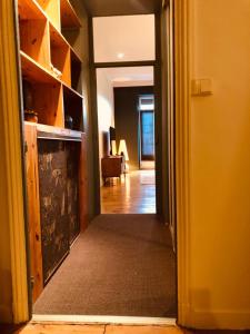 罗亚Chaîne des puys chez William的通往走廊的开放式门,设有客厅