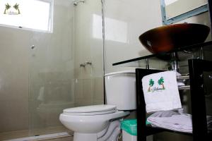 圣何塞德尔瓜维亚雷Centro Vacacional Las Palmas的一间带卫生间和玻璃淋浴间的浴室