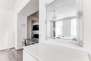 布拉格Lovely Apartments Heart of Prague的白色的浴室设有镜子和水槽