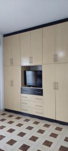 萨兰达Apartment Tinka in Saranda的厨房配有白色橱柜和黑微波炉