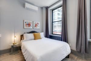 费城Alina & Fanny - Philadelphia Northern Liberties的卧室配有白色的床和窗户。