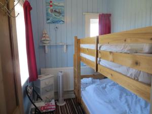 亨斯坦顿Coastguard Lookout的一间卧室配有双层床和窗户。