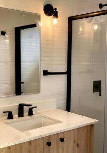 下博克特Risco de Hugo的一间带水槽和镜子的浴室