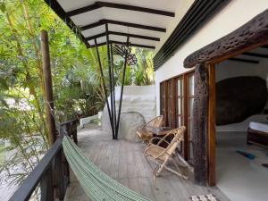 埃尔扎伊诺Lodge Cacao的房屋门廊上的吊床