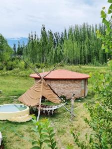图努扬Buda de Uco Lodge的帐篷和田野浴缸