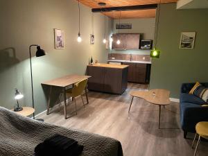 巴勒鲁普Jonstrupvejens Apartments Lejl C的带沙发和桌子的客厅以及厨房。