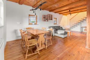 克拉尼Svisla的客厅配有木桌和椅子